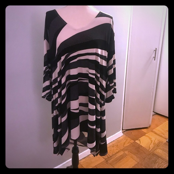 J Valdi Other - NEW! BELL SLEVE V NEVK PRINT DRESS/TUNIC/COVER UP